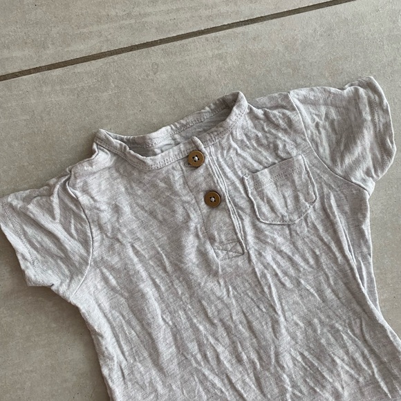 Title Earthling Romper with wooden buttons - Picture 2 of 3